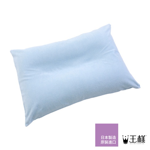 淺藍色棉質親膚枕套，具有品牌標誌。