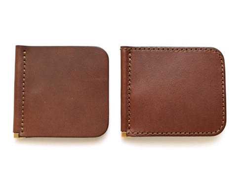 兩個橫式對折鈔票短夾，均為棕色皮革材質，邊緣有縫線裝飾，並帶有金屬夾。