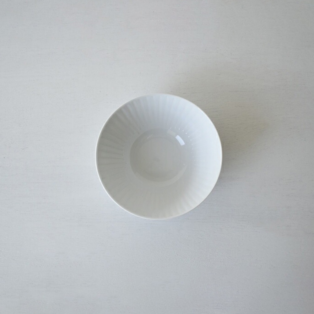 白色波佐見燒 FUWARI 花紋碗，陶瓷材質，碗內側有細緻的放射狀紋路，碗緣向外展開，呈現簡約優雅的設計。