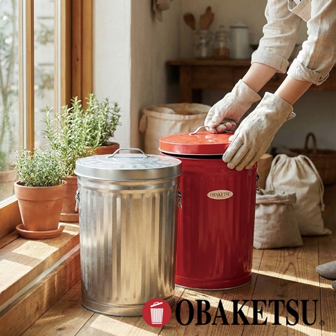 OBAKETSU 經典復古鍍鋅鋼製垃圾桶，設有紅色和銀色兩種顏色，搭配柔軟的手套，正在使用中。