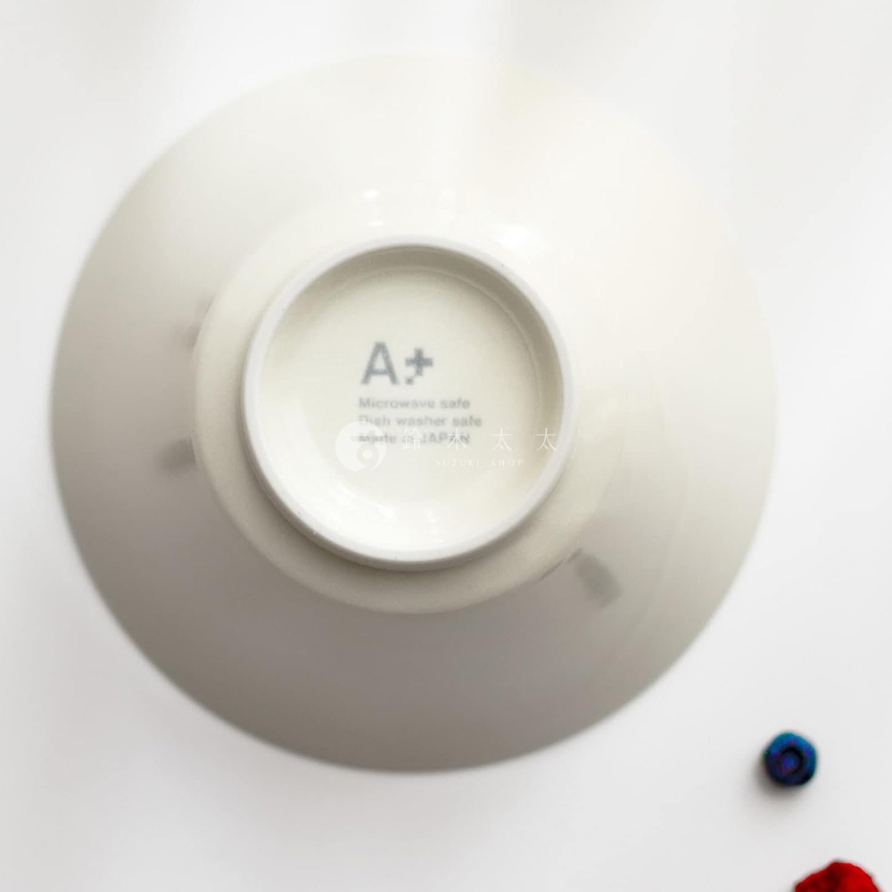 Ciel 美濃燒簡約釉彩深碗，米白色陶瓷材質，碗底標示「Microwave safe」、「Dish washer safe」及「made in JAPAN」。