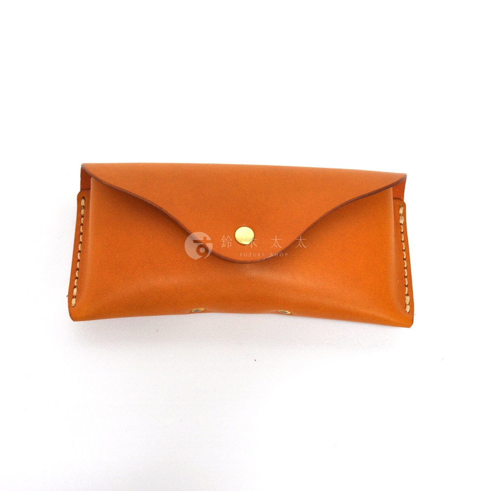 職人手作皮革眼鏡收納盒，橘棕色皮革，金色鈕扣，手工縫線細節