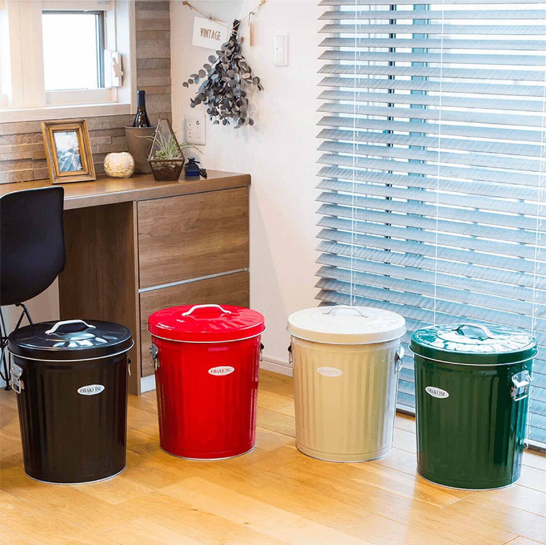OBAKETSU 品牌手工製 33L 復古垃圾桶，有黑色、紅色、米色和綠色四種顏色，帶有金屬提把和頂蓋。