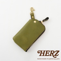 橄欖綠皮革鑰匙包，搭配黃銅扣環與拉鍊，簡約設計，可收納鑰匙。