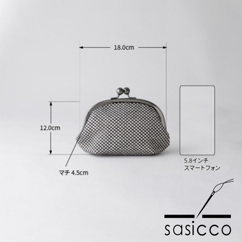 三河木綿刺子織口金零錢包，經典格紋圖案，搭配銀色金屬口金。尺寸為寬18cm、高12cm、厚4.5cm。