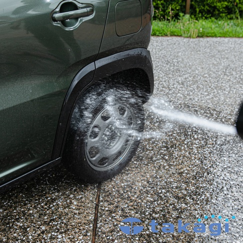 takagi 旋噴頭-G1135BK 黑色，汽車輪胎噴水清潔畫面