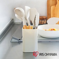 米白色收納架裝有廚房用具，包括湯勺、鍋鏟、夾子等，多數為米白色矽膠材質，手柄帶有木紋。