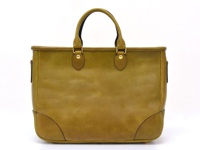 職人手作皮革兩用商務托特包，呈現溫潤的黃褐色調，材質為柔軟的皮革，包款設計簡潔，配有雙提把，底部有加固的皮革拼接，整體風格經典實用。