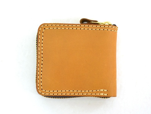 職人手作皮革全包式拉鍊短夾 (WS-40)，淺棕色牛皮製作，車縫線為米白色，搭配金色拉鍊頭與拉環，呈現簡約質感。