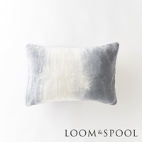 抗菌短絨舒柔枕套，採用漸層暈染設計，從中間的白色向兩側過渡到淺灰色，枕套材質柔軟。