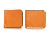 兩款職人手作皮革短夾，皆為橫式對折設計，呈現自然棕褐色皮革，搭配米白色車縫線與金色金屬夾。