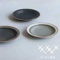 美濃燒瀝油餐盤，共有三個，一個為黑色邊框搭配黑色網格，另兩個為淺色邊框搭配黑色網格，造型為橢圓形，盤身為陶瓷材質。