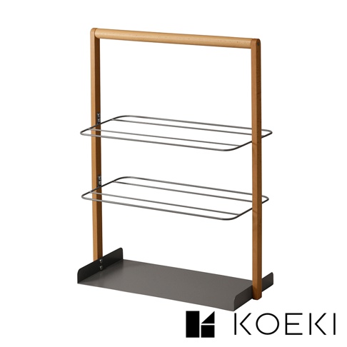 Mash 手提式萬用鞋靴收納架，由原木色木製框架搭配兩層銀灰色金屬網架和一個金屬底盤組成，風格簡約。