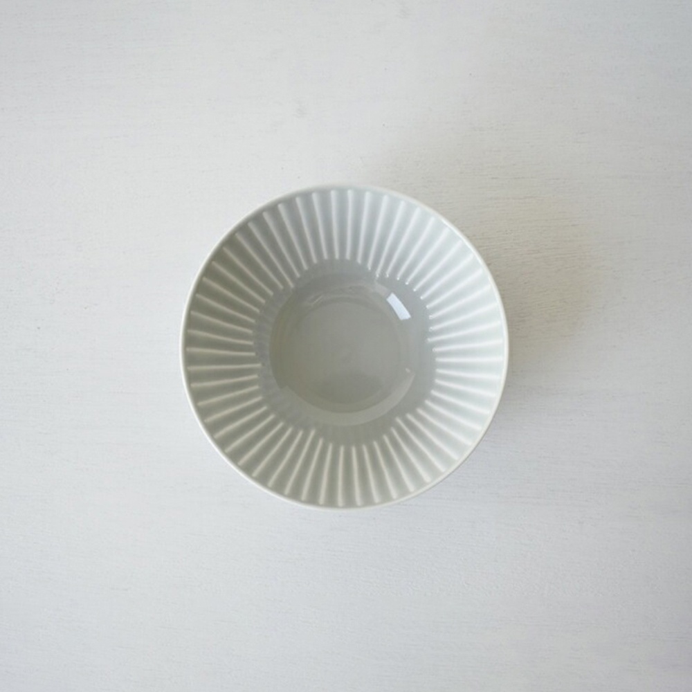 波佐見燒 FUWARI 花紋碗盤，為淺灰色調，帶有放射狀的細膩壓紋，材質應為陶瓷。