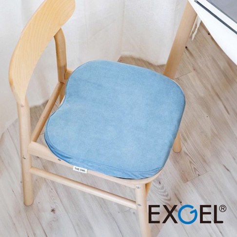 THE OWL進階款坐墊，淺藍色，絨面材質，貓頭鷹造型，放置於木質椅凳上。