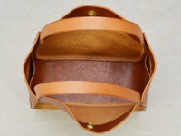 職人手作皮革Organ方形托特包（G-68）M，以淺棕色皮革製成，包身呈現方形結構，設有兩個短提把，內部空間寬敞，並有隔層設計。