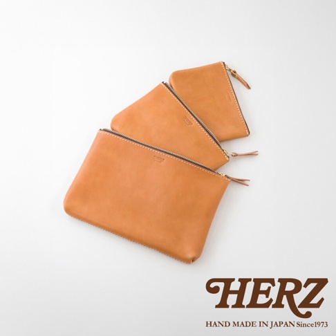 三款棕褐色皮革製長方形拉鍊收納包，皆以精緻縫線和金色拉鍊點綴，呈現簡約實用的設計風格。