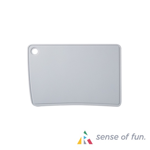 淺灰色矽膠砧板，M尺寸，具有圓形掛孔，表面平整，邊緣有輕微弧度。