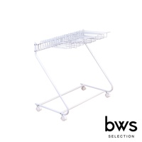 白色金屬多功能落地移動褲架，帶有Z字型支架和四個滾輪，頂部有網格狀的衣架，可懸掛多條褲子。