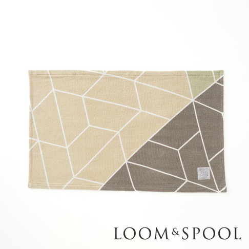 這是一條LIBRA輕量蓬盈抗菌純棉大浴巾，採用米色、灰褐色和淺綠色塊構成的幾何圖案，白色線條分割出大小不一的多邊形。