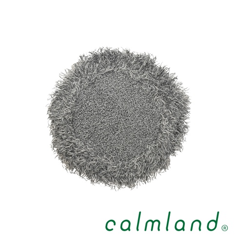 圓形灰色質感植物盆栽墊，中間為細緻織紋，邊緣為較長、蓬鬆的流蘇，材質類似毛絨。