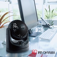 黑色極靜音迷你型空氣循環扇，設有可調式風速旋鈕，置於辦公桌上，一旁有螢幕、鍵盤與綠色植物。