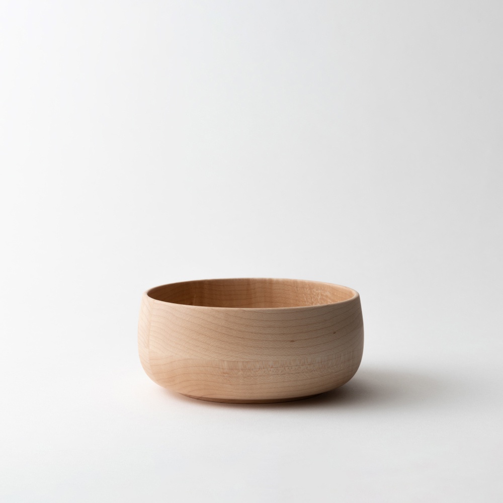 淺色楓木製成的圓形沙拉碗，碗壁光滑，木紋清晰可見，置於白色背景上。