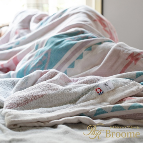 ORTEGA 353 今治菱紋單人毯，以柔和的粉色、藍色、紫色和米白色條紋交織，材質親膚，觸感柔軟。