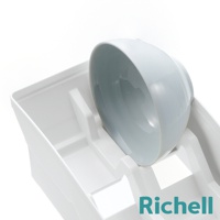 白色櫥櫃式餐碗收納架，架上放置了一個淺藍色餐碗，架子有分隔設計。