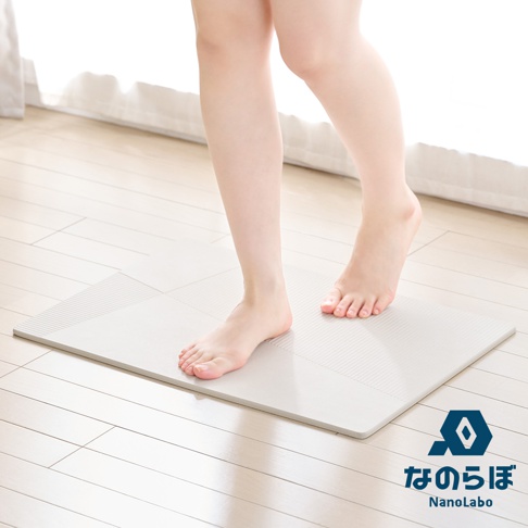 NANOLABO 品牌標誌與日文、英文說明文字，以及雙腳站在灰色珪藻土地墊上的特寫畫面。