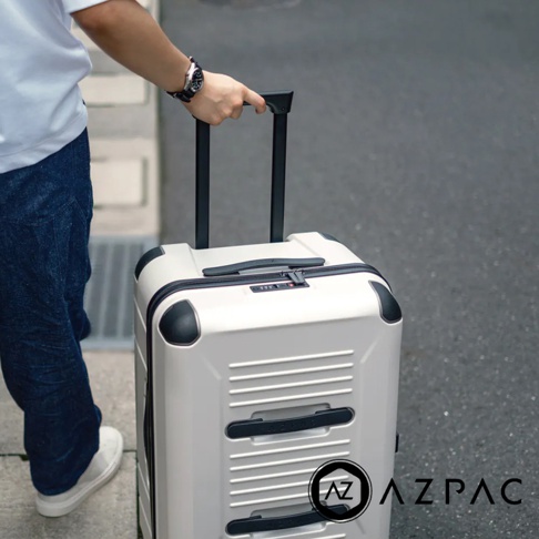 AZPAC Trucker 基本款 30吋白色旅行箱，採用防爆拉鍊設計，箱體有橫向凹槽紋理，搭配黑色邊角、拉桿和提把，頂部設有密碼鎖。