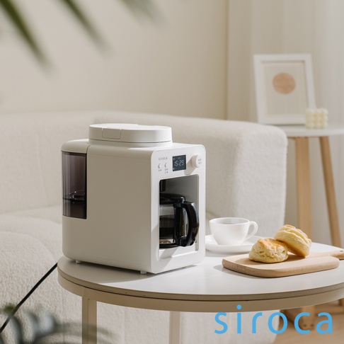 白色SC-A3520自動研磨咖啡機，設有透明咖啡壺，頂部有圓形開關，正面有數位顯示器。