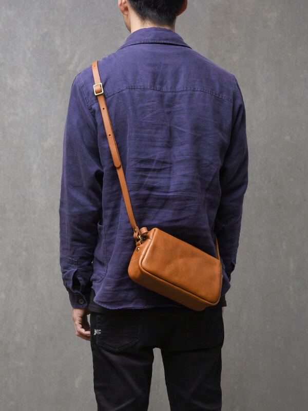 Sサイズ　革色:アンバーを斜め掛け。メンズ着用(身長170cm)。
(ストラップは中央の調節穴を使用)