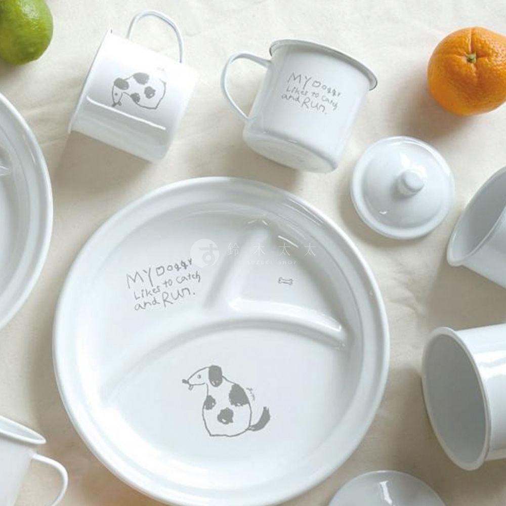 白色琺瑯三格餐盤，印有狗圖案與「MY Doggy Likes to catch and Run.」字樣；白色琺瑯馬克杯，一個印有狗圖案，另一個印有相同字樣。