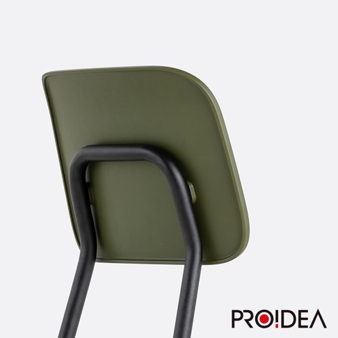 STAN CHAIR 人體工學站立椅，綠色塑膠椅背，搭配黑色金屬椅架。