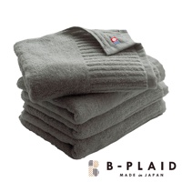 一疊灰色 RIB 今治長毛柔暖速乾直紋浴巾，頂部浴巾角落處有一個品牌標誌，標誌為紅色圓形，內有藍色與白色條紋。