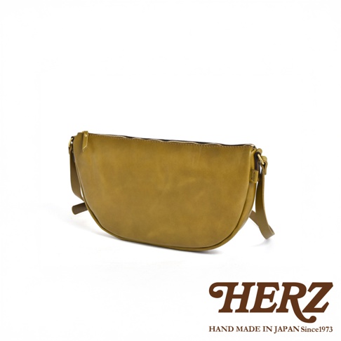 HERZ 品牌日本手工皮革半圓馬鞍包，斜背款式。