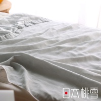 淺灰色雙層紗單人毯，材質輕柔，表面有細微紋理，毯子有自然的褶皺，一角印有「日本桃雪」的日文標誌。