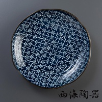 深藍色陶瓷圓盤，表面佈滿白色小花圖案，邊緣飾有細膩的銀色線條，呈現日式美濃燒風格。
