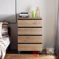 附櫃腳木製收納櫃 WCH-L590，展現天然木紋質感，搭配黑色抽屜面板與簡約櫃腳，共三色可選。