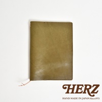 橄欖綠皮革手帳書套，縫線精緻，附有銅色書籤帶。