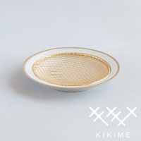 美濃燒圓形餐盤，盤身為白色，邊緣帶有淺褐色釉，中央置有一個金色網狀濾網。