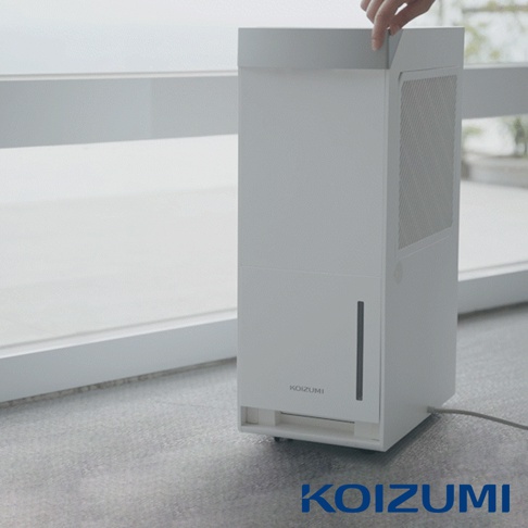 白色極靜智能除濕機，機身簡約，配有透明集水槽及側邊散熱網。機身底部有滾輪，方便移動。