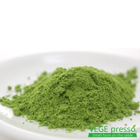 青綠色粉末堆疊在白色盤子上，右下角有 VEGE presso 與 Small farm on the table 的標誌