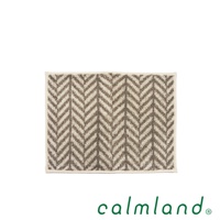 TRIABEAT 北歐風人字紋玄關地墊，米白色底布搭配深棕色人字紋圖案，材質觸感柔軟，適合放置於玄關處，增添居家溫馨感。