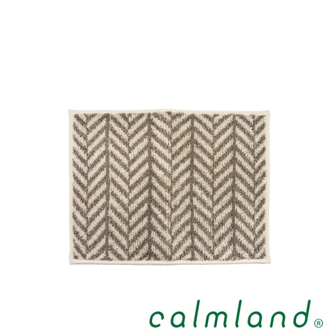 TRIABEAT 北歐風人字紋玄關地墊，米白色底布搭配深棕色人字紋圖案，材質觸感柔軟，適合放置於玄關處，增添居家溫馨感。