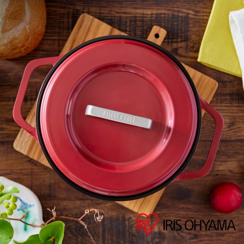 IRIS OHYAMA COCO TOCO 萬用無水調理鍋，鍋蓋上有 KITCHEN CHEF 字樣