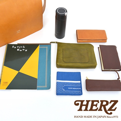 日本HERZ品牌多款皮革製品，包含皮質斜背包、筆記本、錢包、手拿包及保溫瓶。