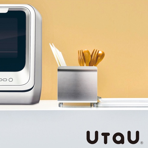 不鏽鋼窄型碗碟瀝水架，銀色，附有淺色瀝水盤，架內有木製餐具及白色盤子。