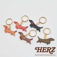 皮革狗狗造型鑰匙圈，共有橘棕、紅色、黑色、咖啡色、橄欖綠五種顏色，每個鑰匙圈都以皮革手工製作，並配有金色鑰匙環。